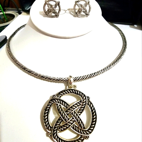 Vintage Avon Choker with Medallion and Matching Earrings - Picture 10 of 10